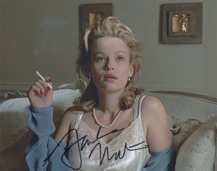 Samantha Mathis autograph