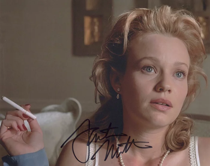 Samantha Mathis autograph
