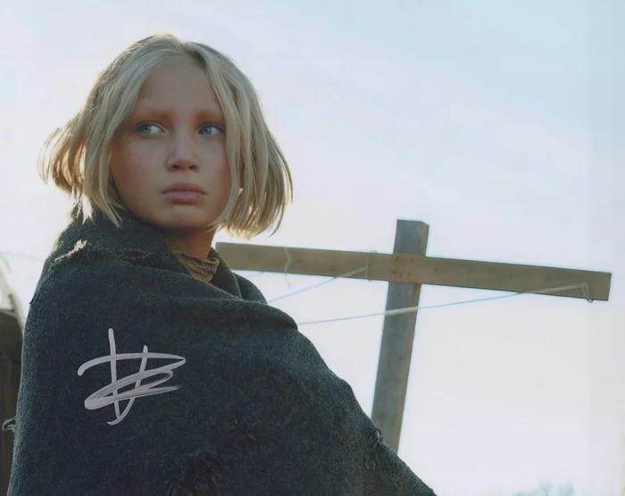 Helena Zengel autograph