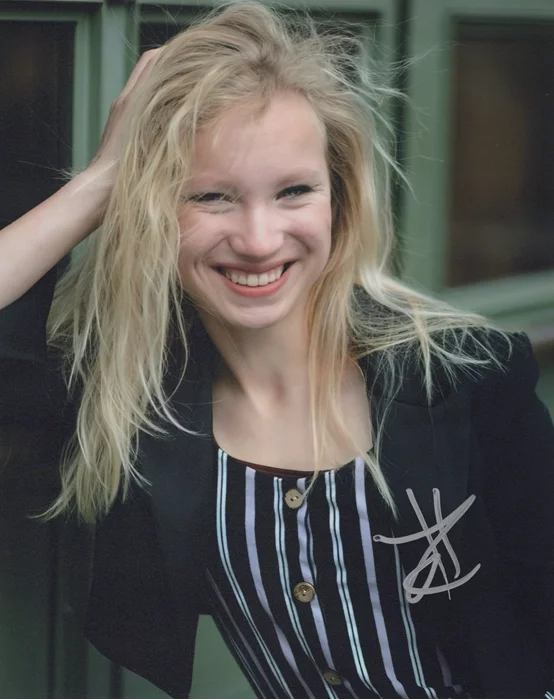 Helena Zengel autograph