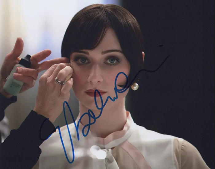Elizabeth Debicki autograph