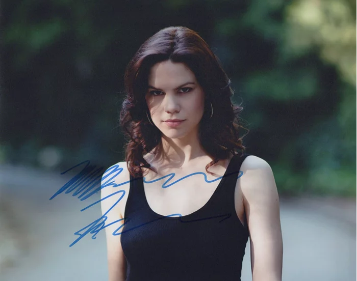 Mariana Klaveno autograph