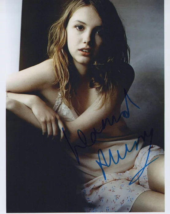 Hannah Murray autograph