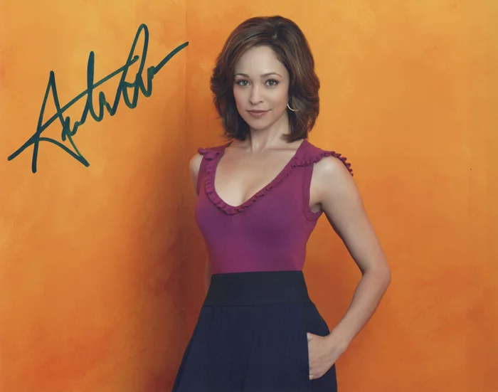 Autumn Reeser autograph