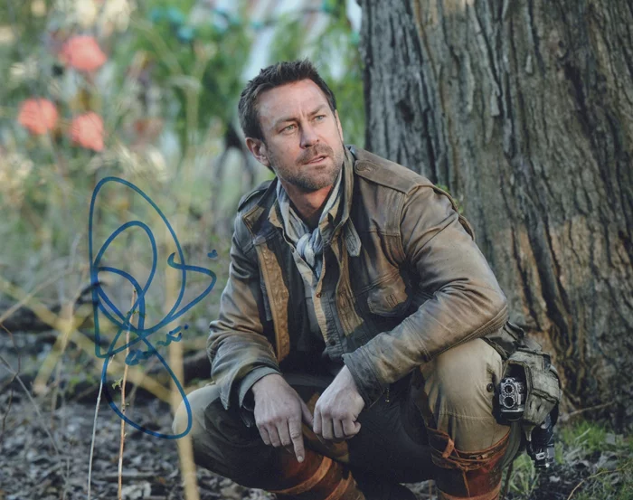 Grant Bowler autograph