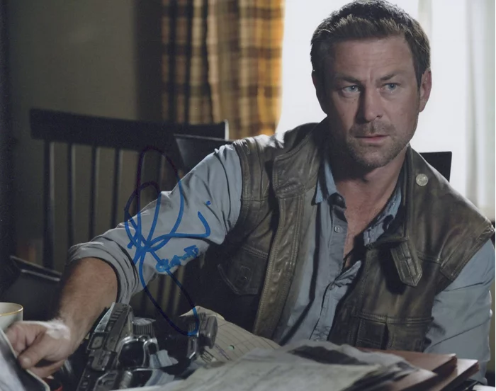 Grant Bowler autograph