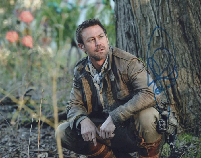 Grant Bowler autograph