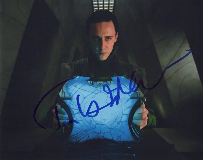 Tom Hiddleston autograph
