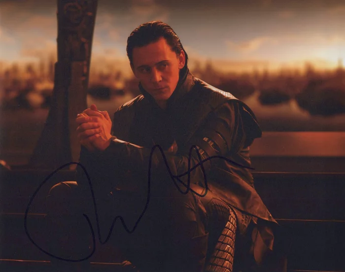 Tom Hiddleston autograph