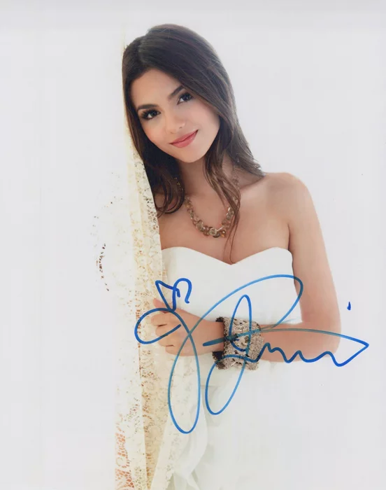 Victoria Justice autograph