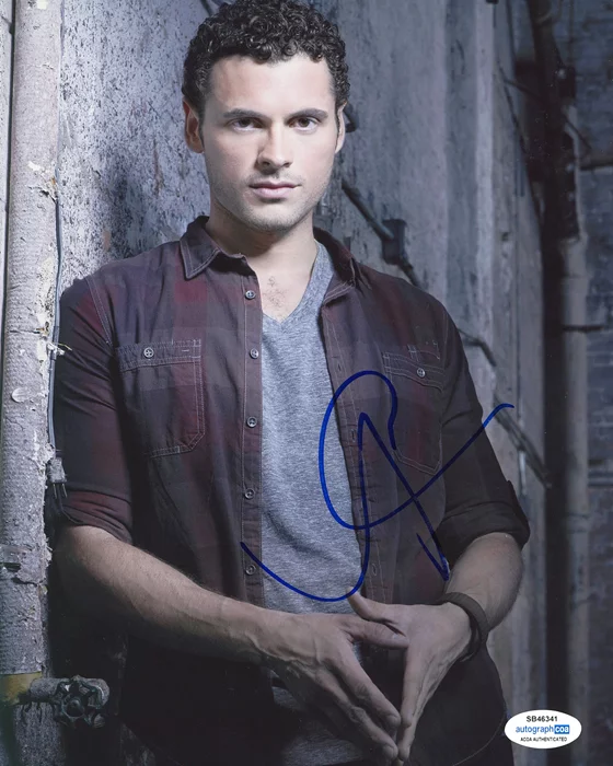 Adan Canto autograph