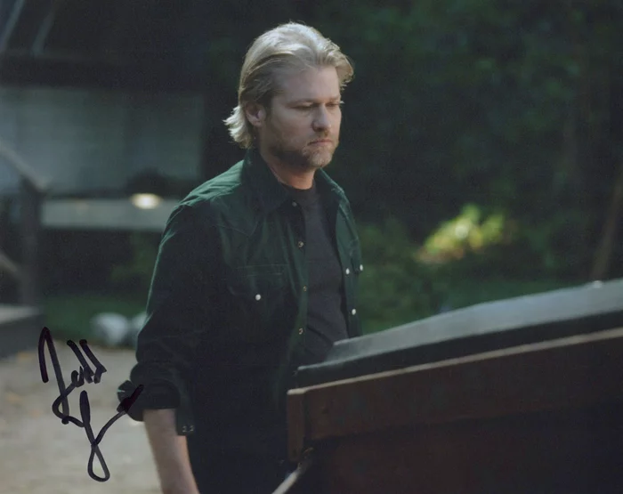 Todd Lowe autograph