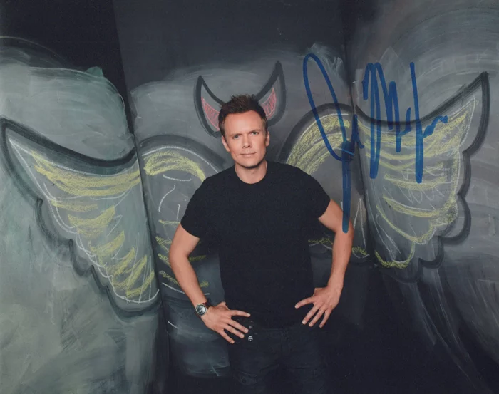 Joel McHale autograph