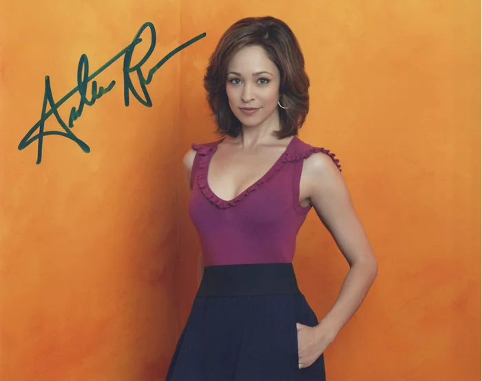 Autumn Reeser autograph