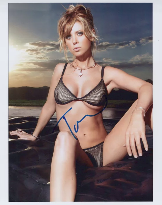 Tara Reid autograph