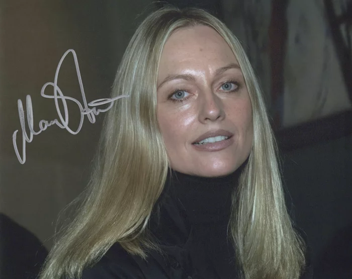 Mary Stavin autograph