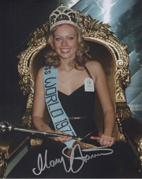 Mary Stavin autograph