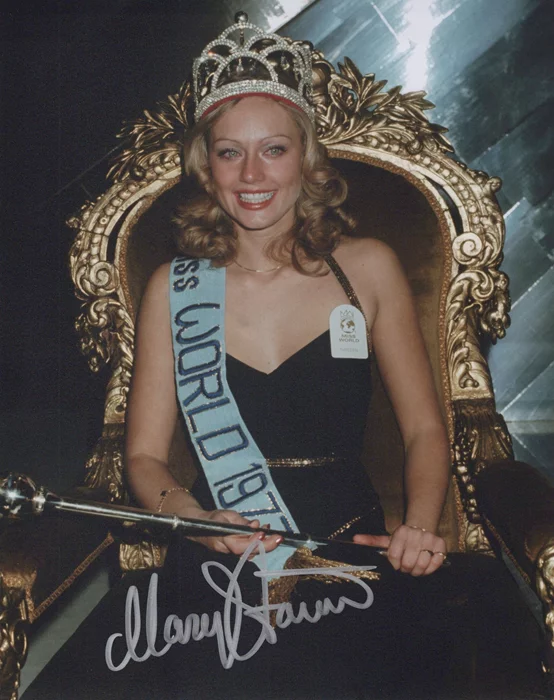 Mary Stavin autograph