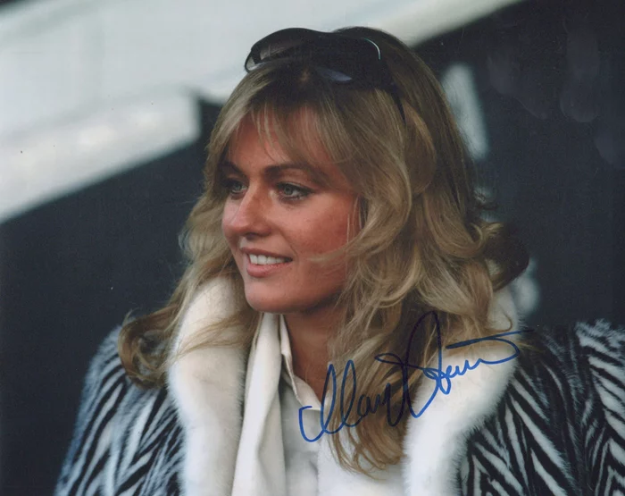 Mary Stavin autograph