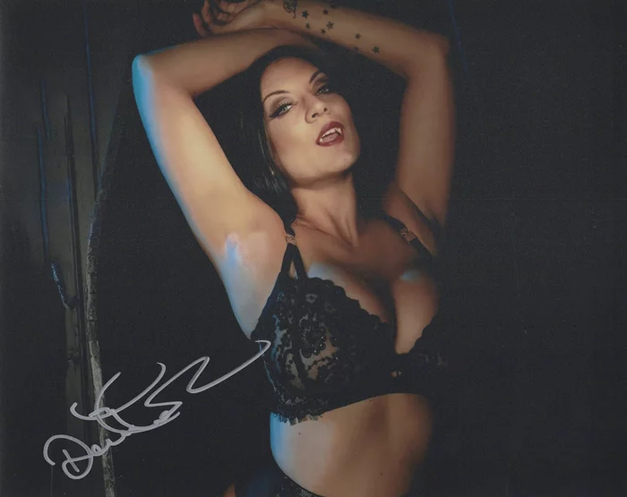 Dani Thompson autograph