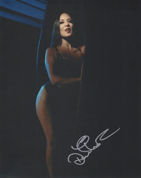 Dani Thompson autograph