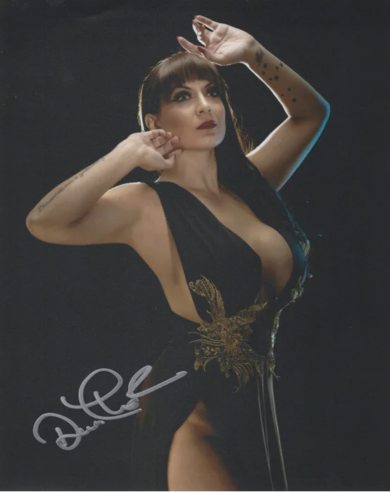 Dani Thompson autograph