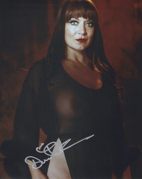 Dani Thompson autograph