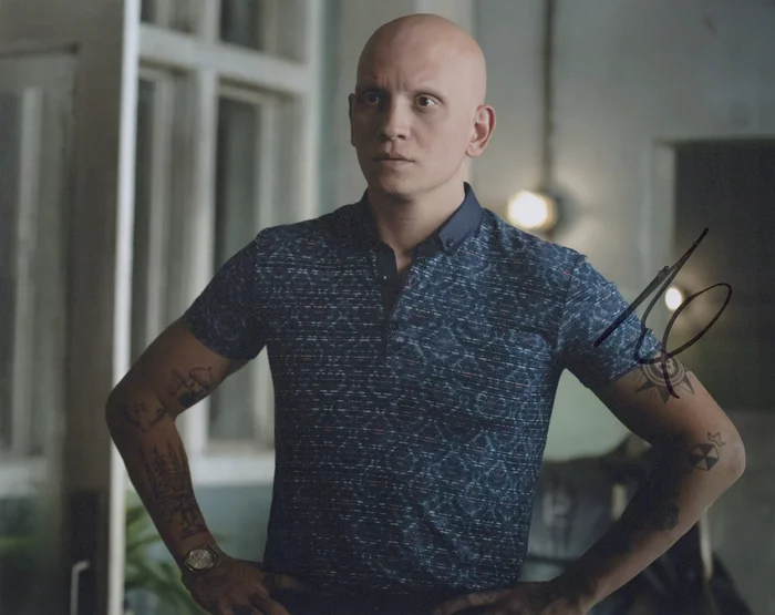 Anthony Carrigan autograph