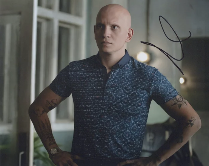 Anthony Carrigan autograph
