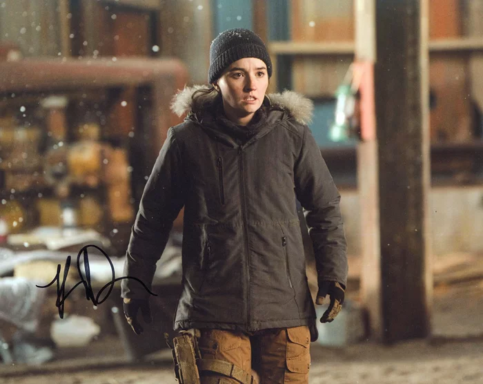 Kaitlyn Dever autograph