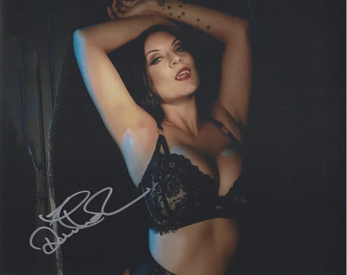 Dani Thompson autograph