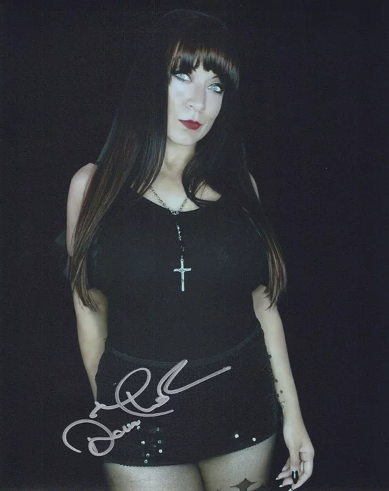 Dani Thompson autograph