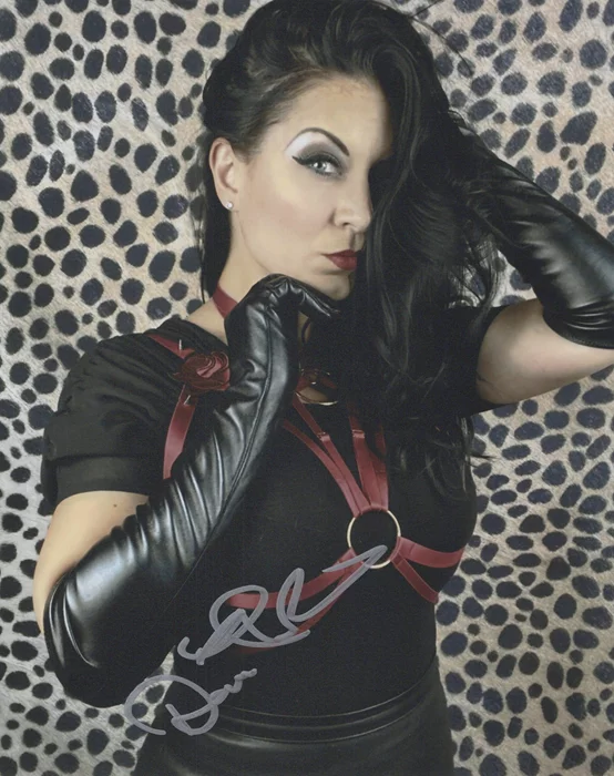 Dani Thompson autograph