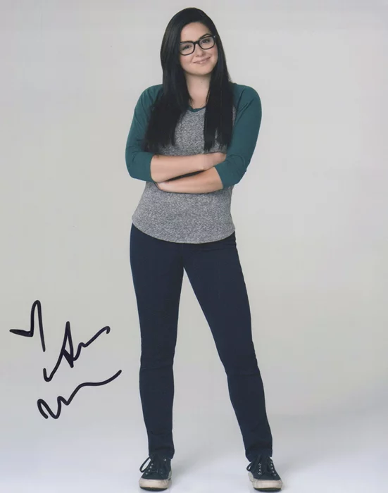 Ariel Winter autograph