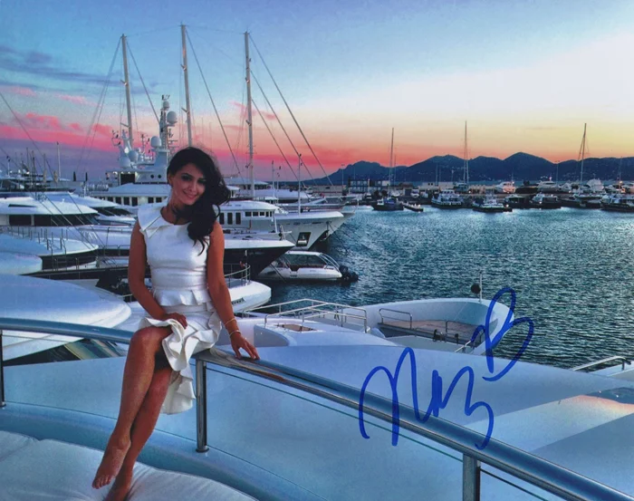 Nazanin Boniadi autograph