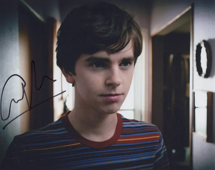Freddie Highmore autograph