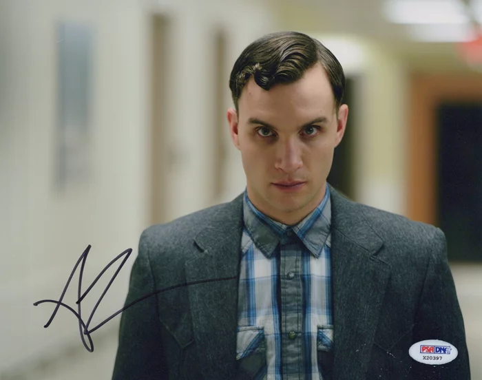 Ari Millen autograph