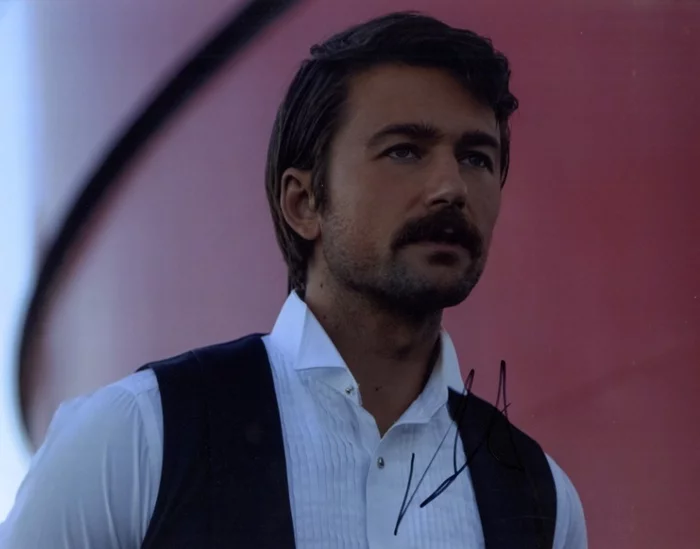 Brandon Sklenar autograph