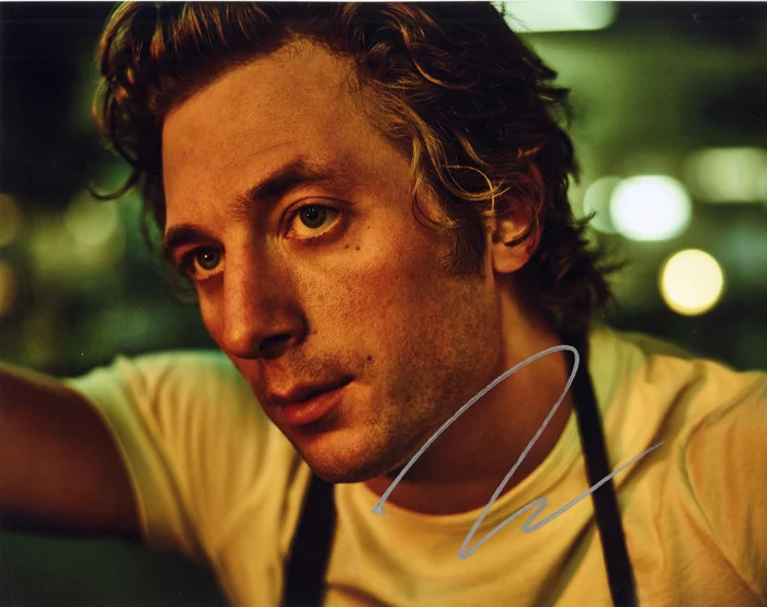 Jeremy Allen  White autograph