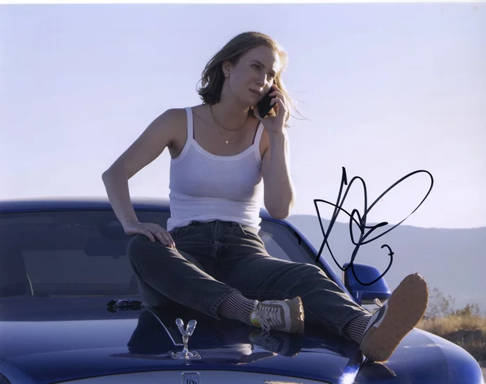 Hannah Einbinder autograph