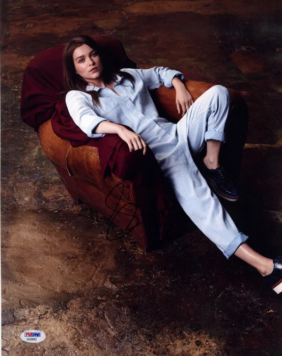 Sophie Cookson autograph