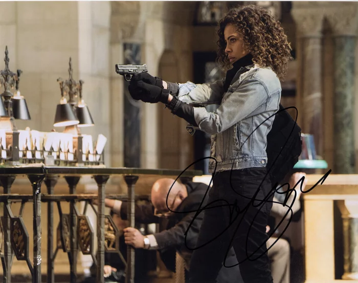 Tawny Cypress autograph