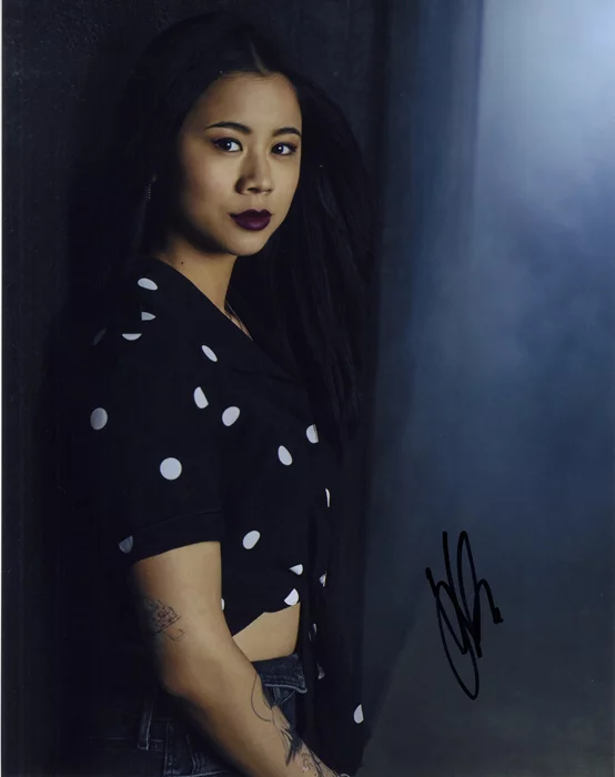 Leah Lewis autograph