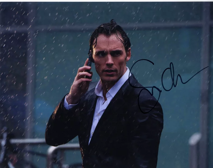 Sam Claflin autograph