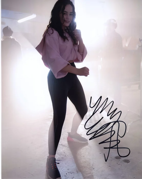 Mary Mouser autograph