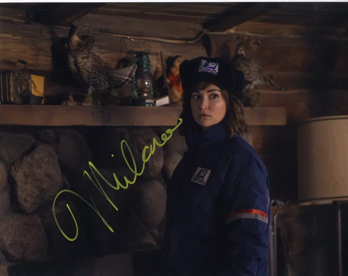 Milana Vayntrub autograph