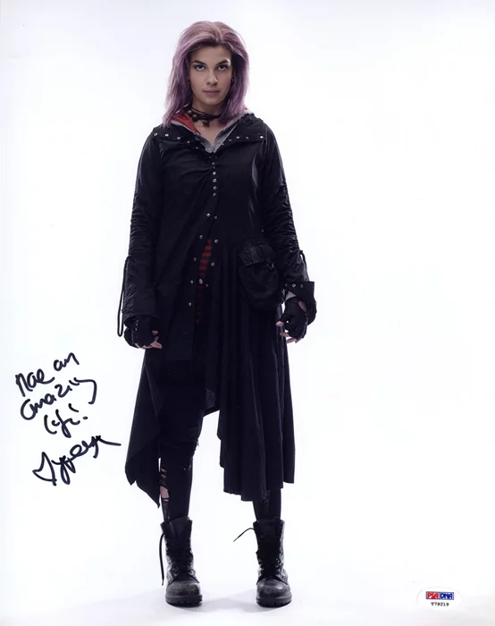 Natalia Tena autograph