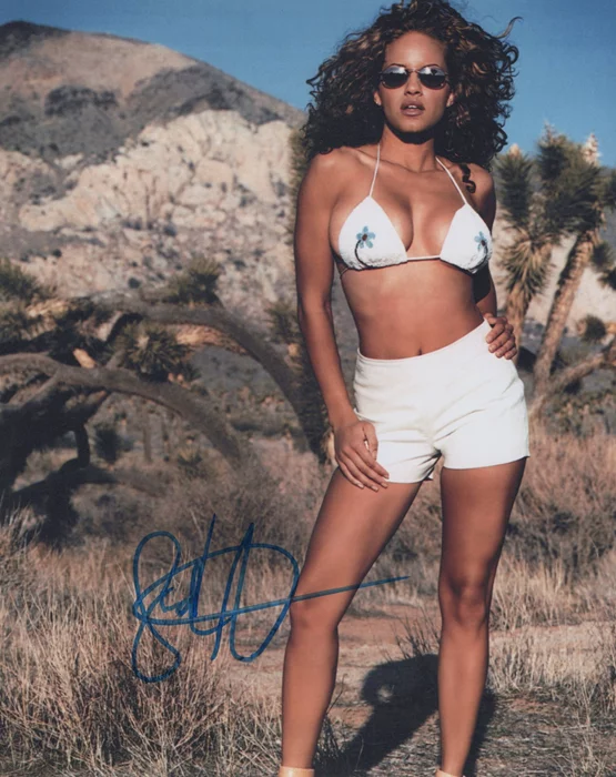 Leila Arcieri autograph