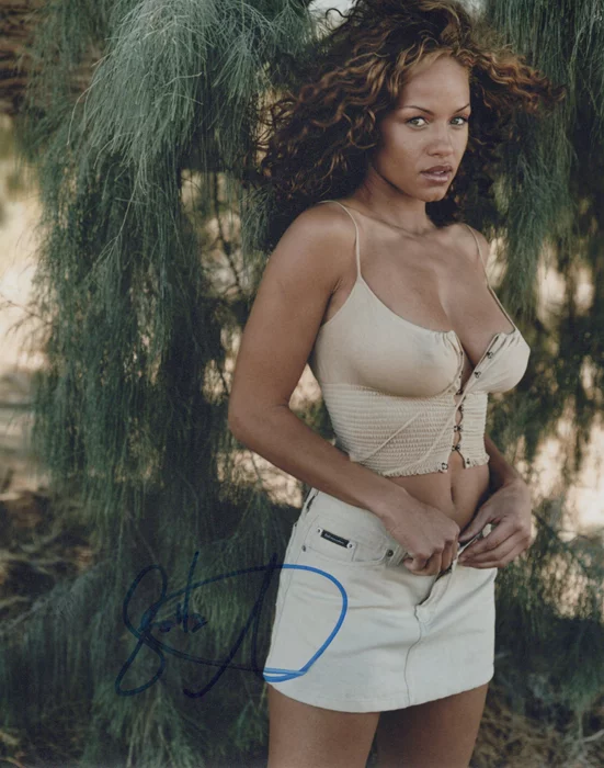 Leila Arcieri autograph