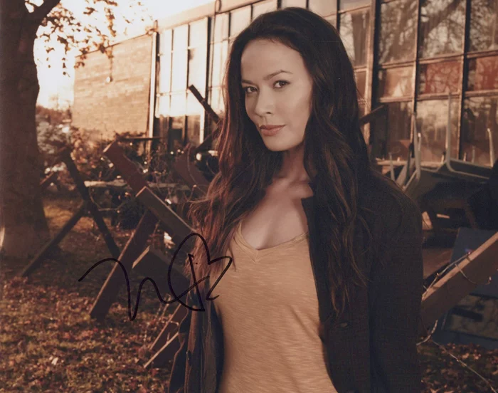 Moon Bloodgood autograph